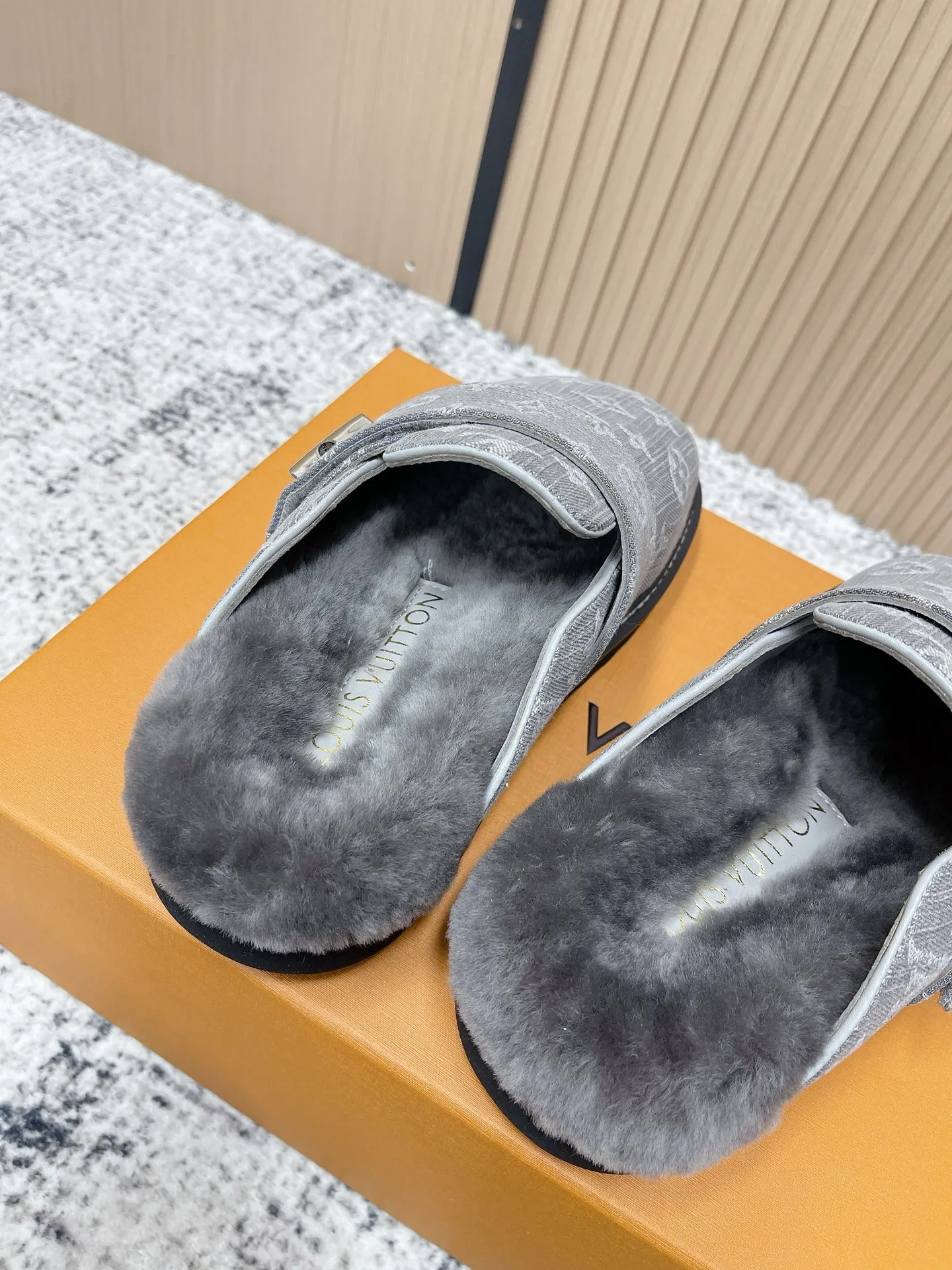 [L Home] P: 500💰 Size: 35-46 (female 40.41, male 45 46 custom-made) Top version Louis vuitton Lv top version LV couple's wool slippers New couple's Birkenstock slippers Cute and loveable, the foot feel is not too good Simple and high-end Sling-hee design Ready to wear and go Good news for lazy people Upper imported cowhide/imported old floral cloth Original hardware buckle, original molded high-density foam outsole Fabric: Yangjing/classic jacquard fabric Lining: imported wool lining Sole: original foam combination sole